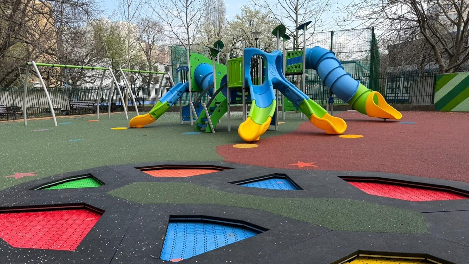 Histria: Copiii din sectorul 6 au un nou loc de joacă, perfect pentru distracție