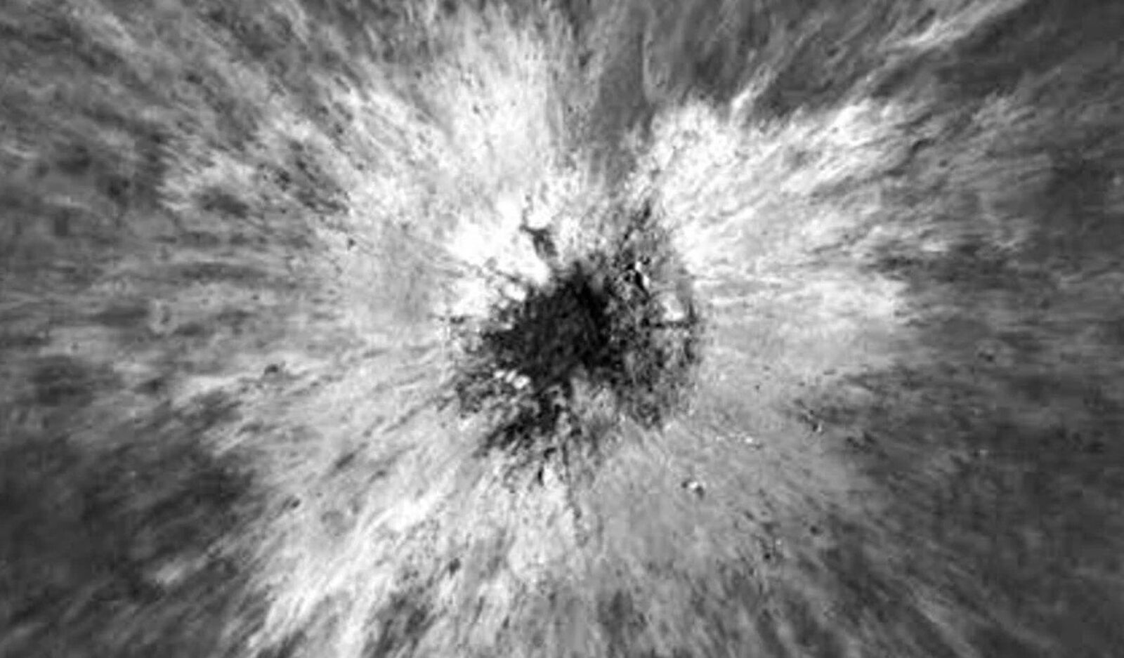 Nou crater, de 225 metri, pe Lună. NASA prezintă imagini uluitoare