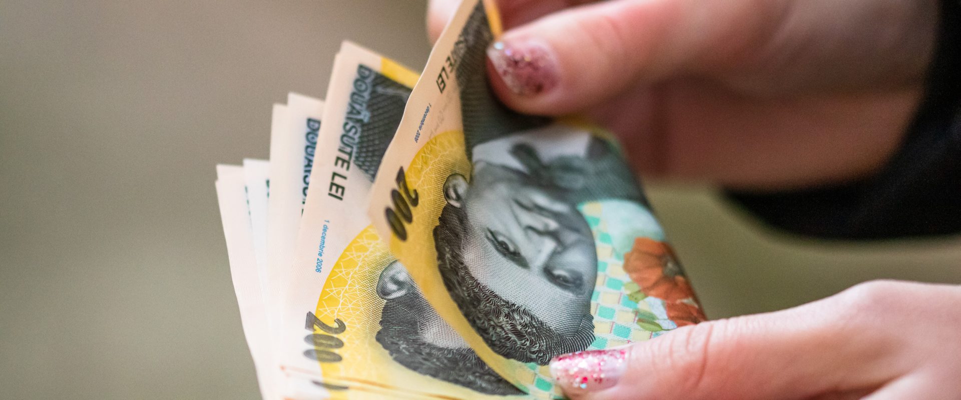 Salariile mai mari n-au îmbogățit tinerii. De ce nu sunt mulțumiți de banii câștigați