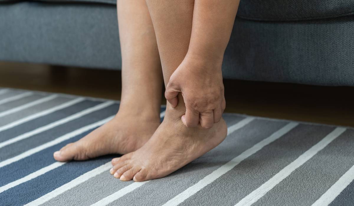 Umflături pe picioare: Semn clar de diabet, boli renale sau hepatice. Când e cazul să te alarmezi