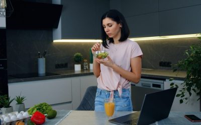 Mâncatul în picioare: Daunează digestiei? Avantaje și riscuri