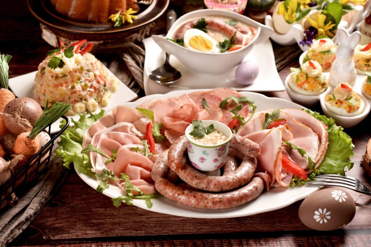 Atenție la masa de Paște: Ce preparate pot da crize biliare