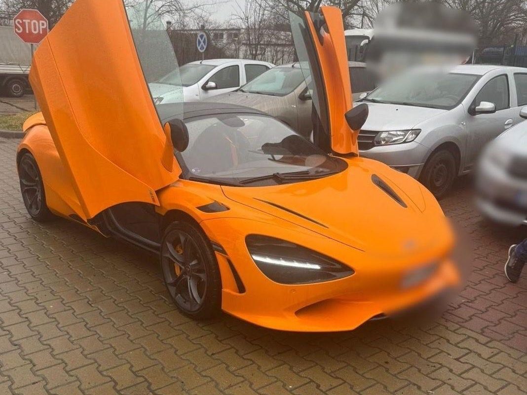 Mașini de lux de 1,5 milioane euro cu acte false: Francez și belgian, anchetați
