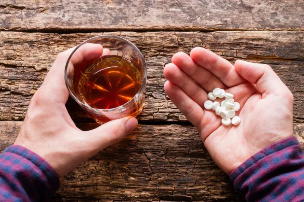 Ce pățești dacă amesteci alcool, antiacide și antiinflamatoare?