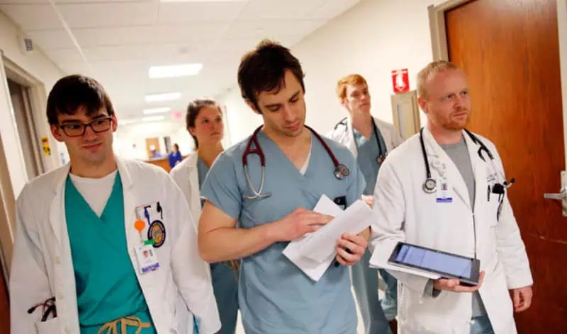 Medicii rezidenți, puși la încercare: Ce șanse au în fața exodului și a digitalizării