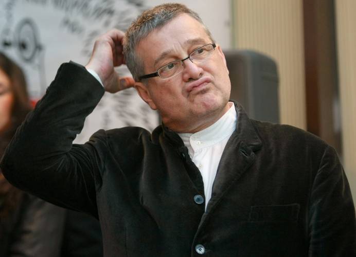 FOTO Tragedie pentru Mircea Dinescu: Celebrul său cămin din Cetate, mistuit de flăcări