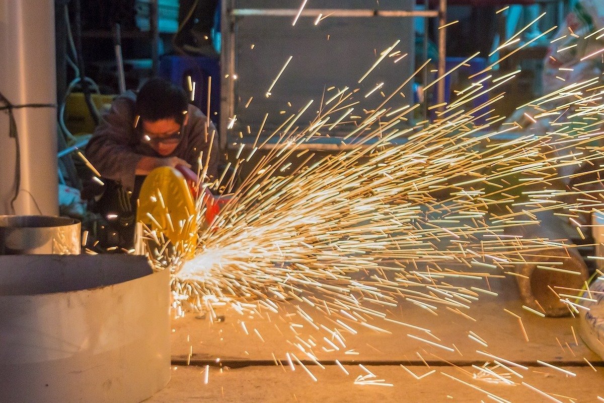 Românii, campioni la muncă în UE: Salariu de 13,6 euro pe oră, peste Bulgaria