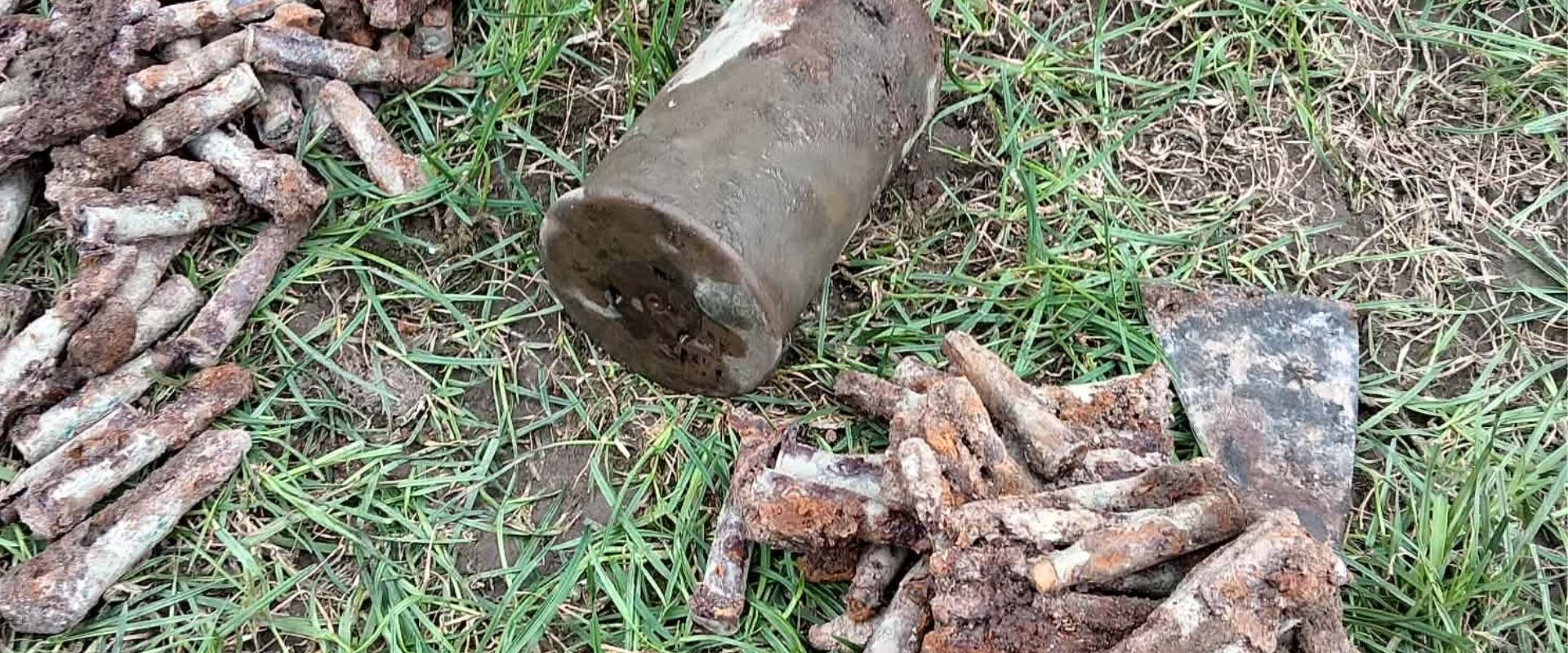 Localnic din Harghita, speriat de-o descoperire șocantă: Muniții vechi în curte