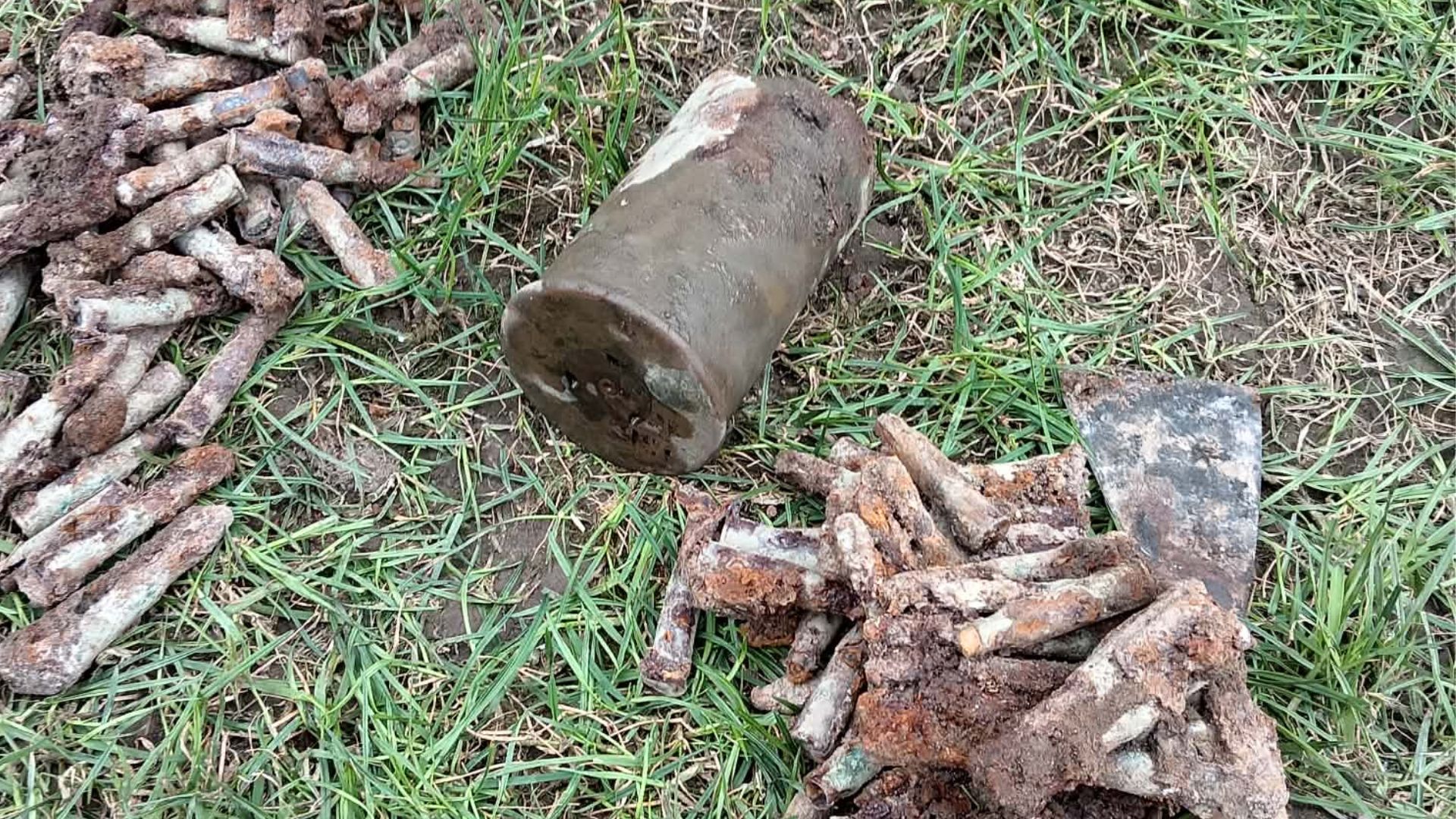 Localnic din Harghita, speriat de-o descoperire șocantă: Muniții vechi în curte
