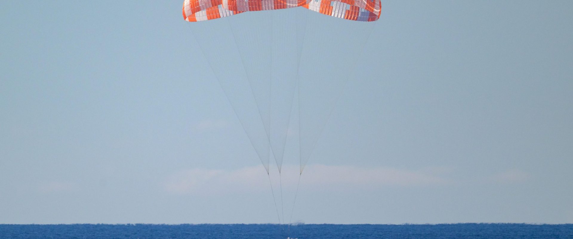 Astronauții Artemis II, Întoarcerea Eroilor: Amerizare Spectaculoasă pe Pământ (foto/video)