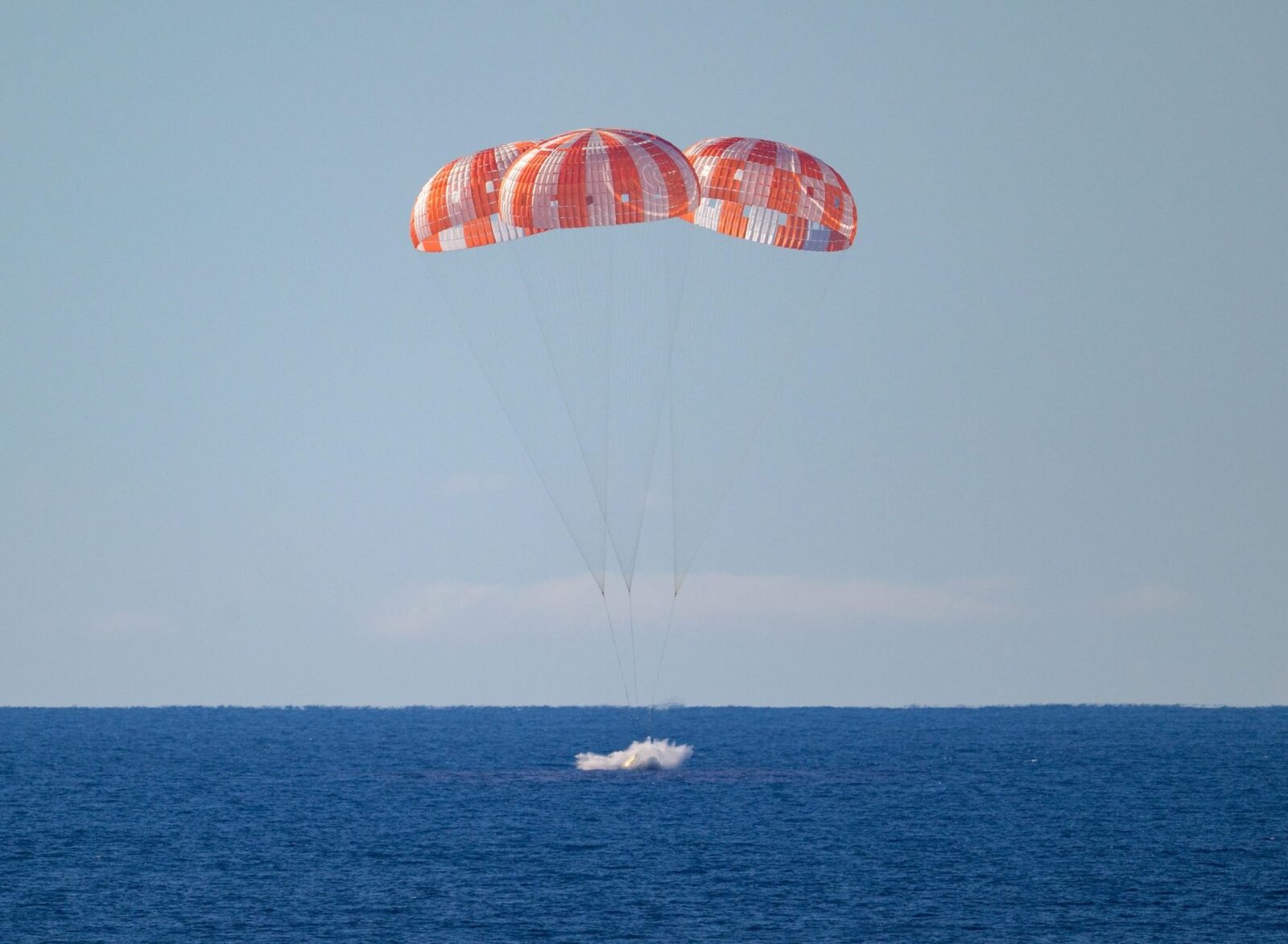 Astronauții Artemis II, Întoarcerea Eroilor: Amerizare Spectaculoasă pe Pământ (foto/video)