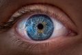 Ochiul uman, un mister elucidat: Culoarea dictează focalizarea, nu doar claritatea