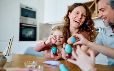 De ce CIOCNIM ouă de Paște? Semnificația ascunsă a tradiției din România