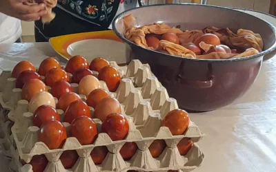 Tradiție la Timișeni: Peste 1.000 de ouă vopsite eco cu coji de ceapă
