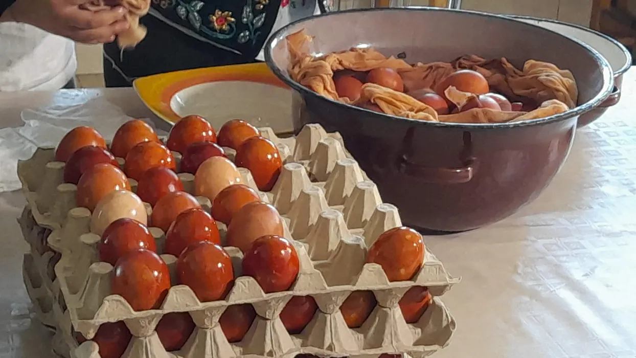 Tradiție la Timișeni: Peste 1.000 de ouă vopsite eco cu coji de ceapă