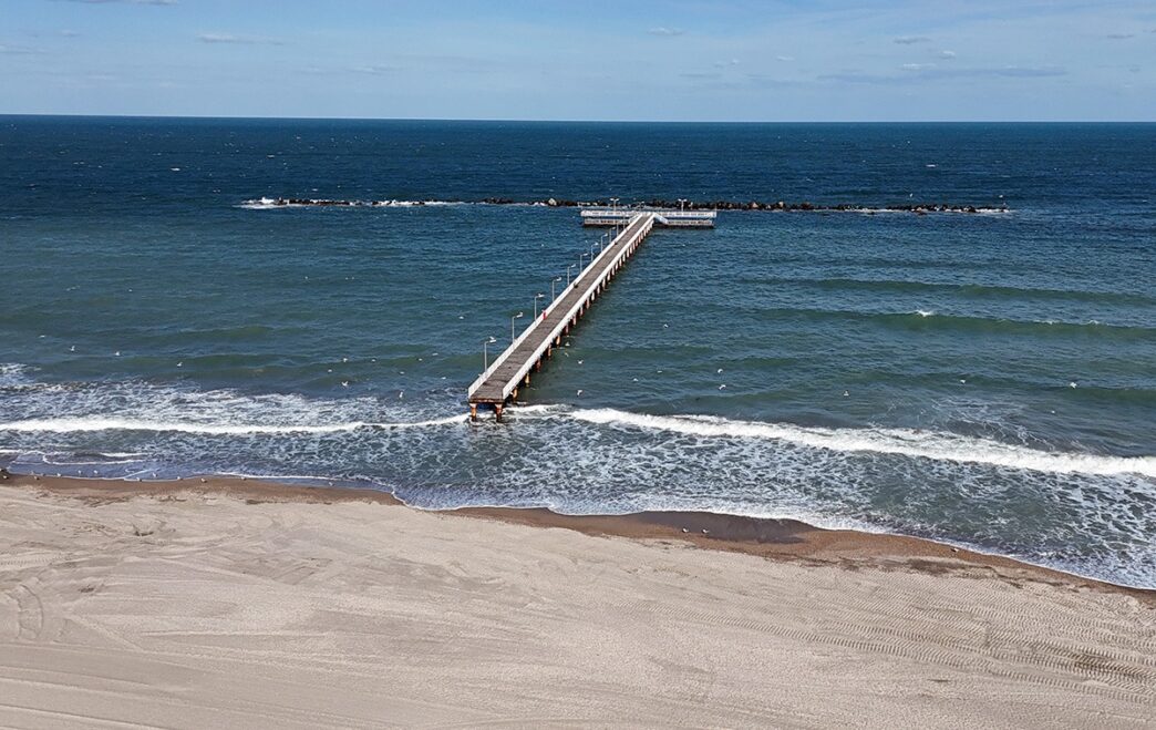 Mamaia: Pasarela prăfuită stă închisă de 6 ani. Primăria Constanța amână reabilitarea