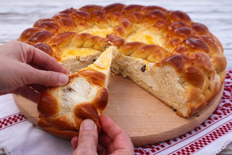 Rețeta bunicii de Paște: Pasca cu brânză și stafide, gustul copilăriei