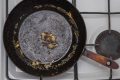 Curățenia perfectă: Trucul cu sare care scoate grăsimea din tigaia de fontă