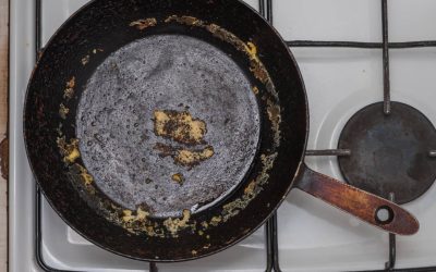 Curățenia perfectă: Trucul cu sare care scoate grăsimea din tigaia de fontă