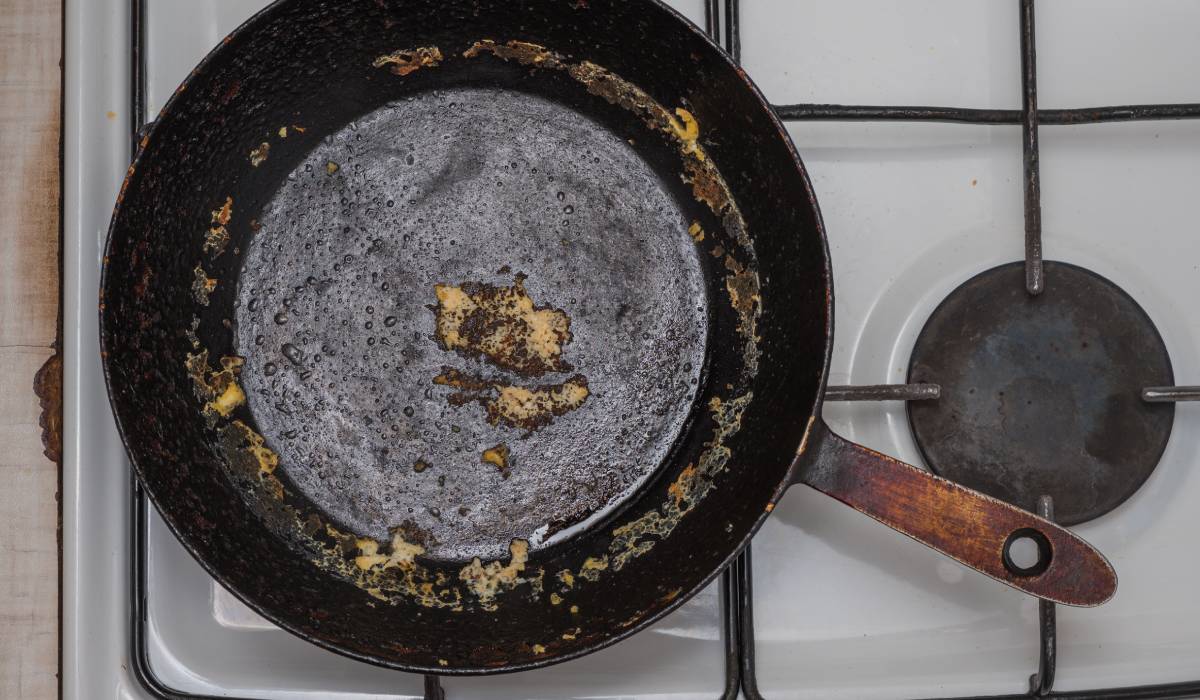 Curățenia perfectă: Trucul cu sare care scoate grăsimea din tigaia de fontă