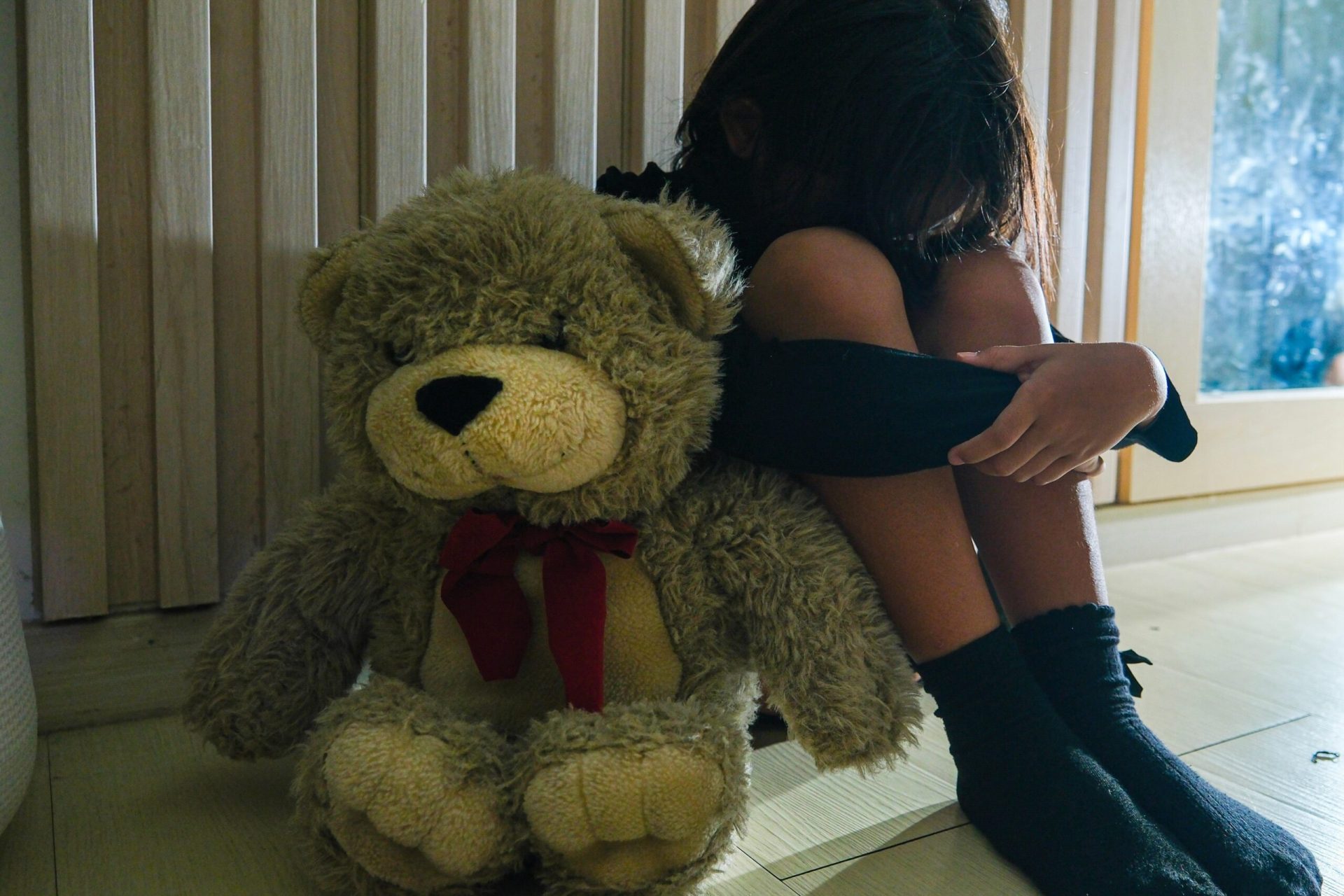 Ce adulți devin copiii neglijați emoțional? Studii cutremurătoare