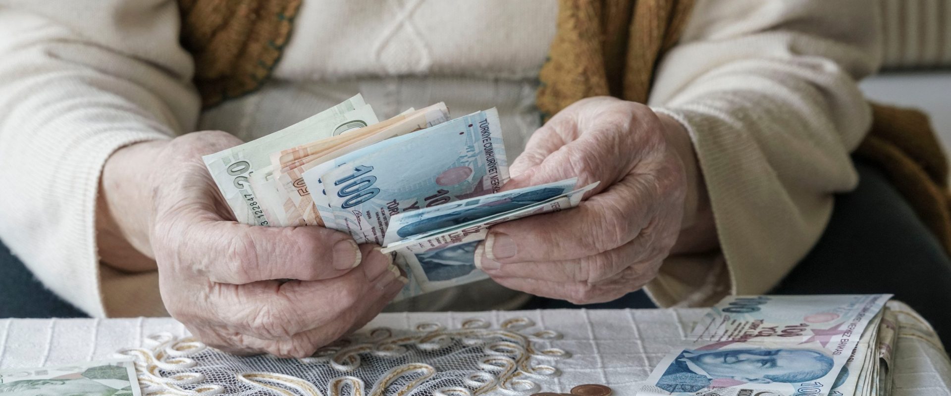 Două Românii la pensie: Unde e mai bine la bătrânețe?
