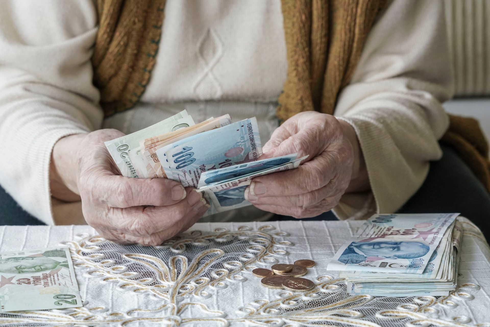 Două Românii la pensie: Unde e mai bine la bătrânețe?