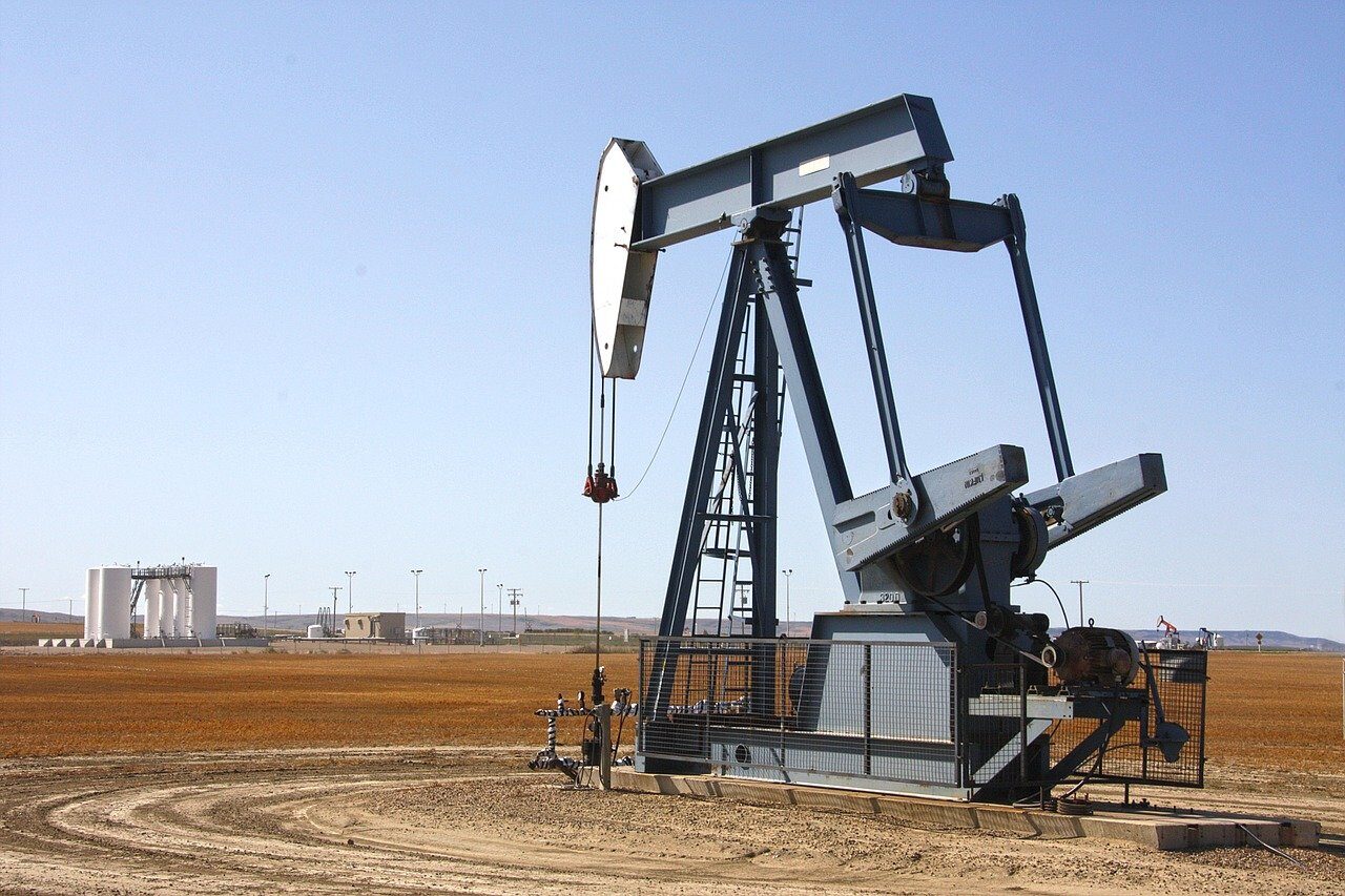 Războiul din Iran face ravagii: Prețul petrolului explodează, avertizează IEA