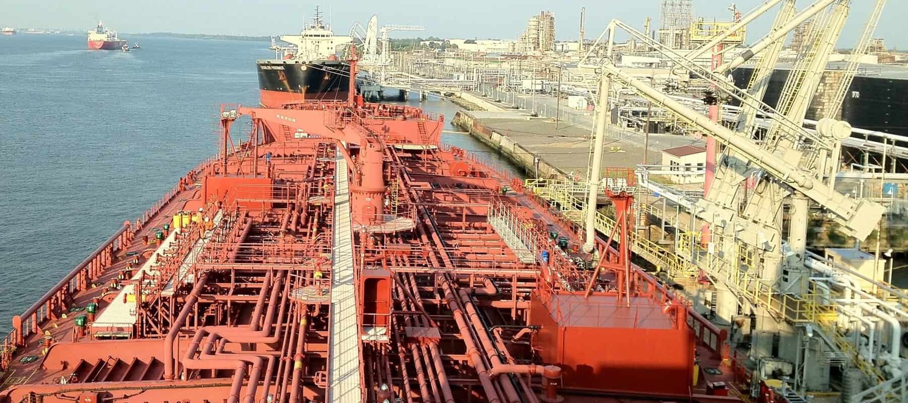 Petrolul, scumpit de tensiunile Iran-Israel: Strâmtoarea Ormuz, închisă din nou