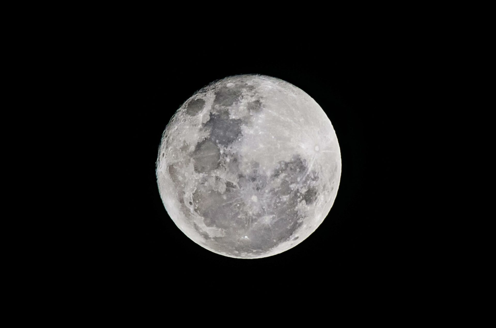 Artemis ii ajunge în spatele lunii: Ce secrete ascunde fața nevăzută