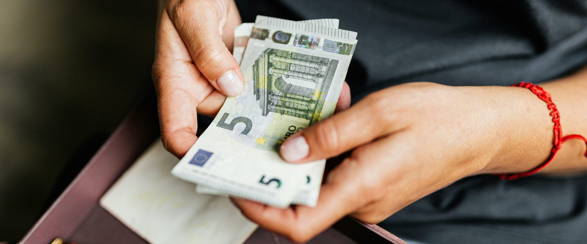 Nemulțumiții, despăgubiți: 173.000 de euro primiți de români în primele luni