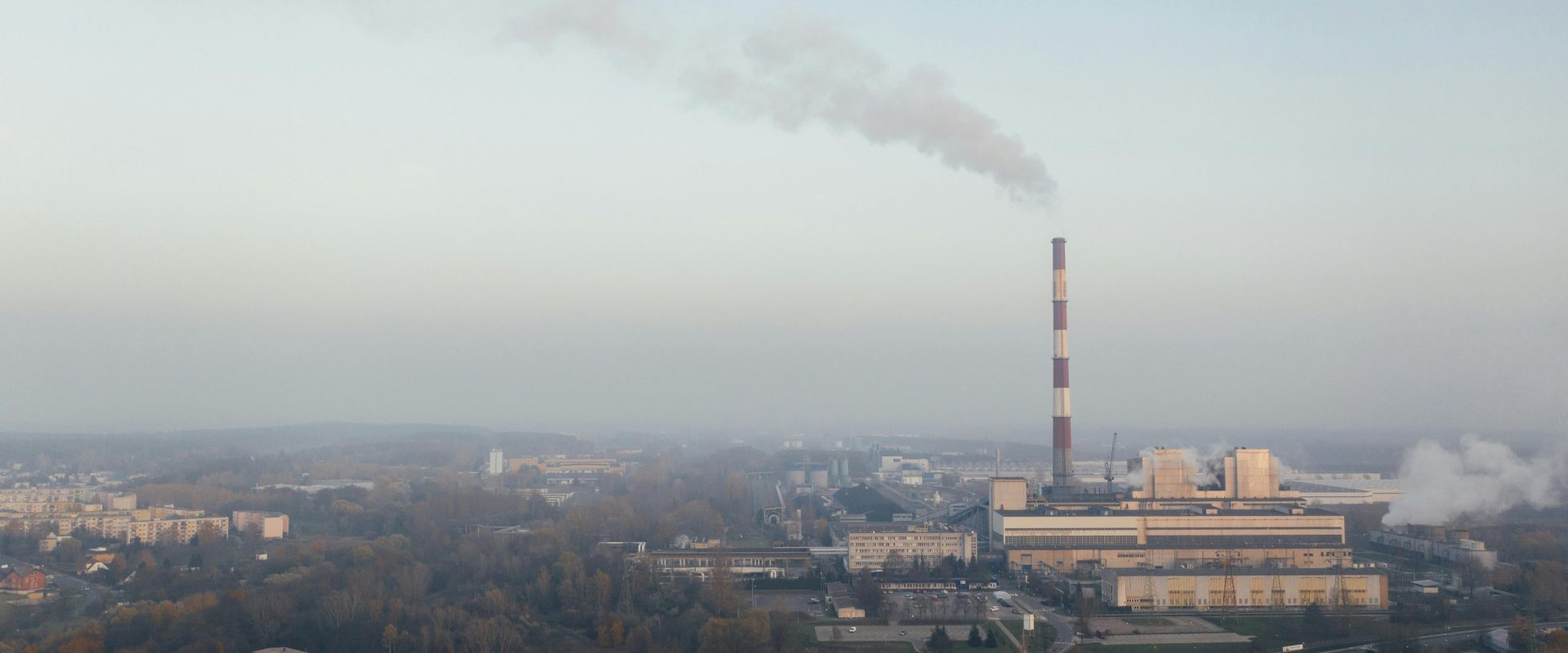 Emisiile UE, în cădere liberă: Minus 3% în 2024, record istoric față de 1990