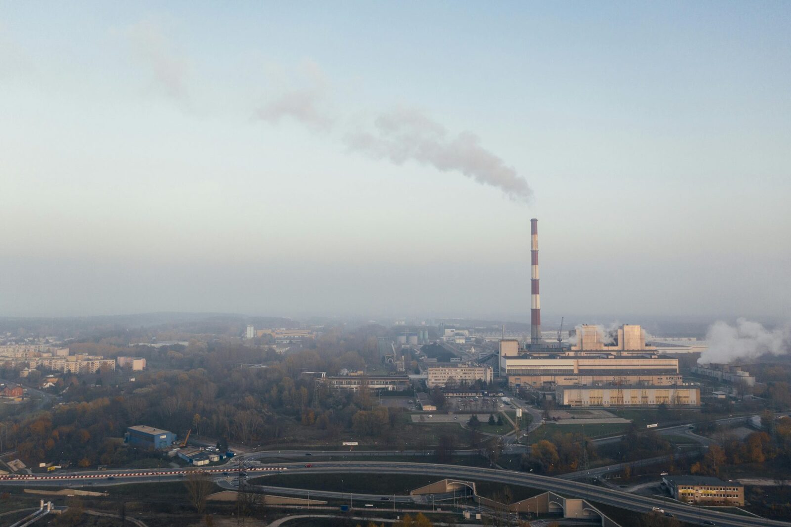 Emisiile UE, în cădere liberă: Minus 3% în 2024, record istoric față de 1990