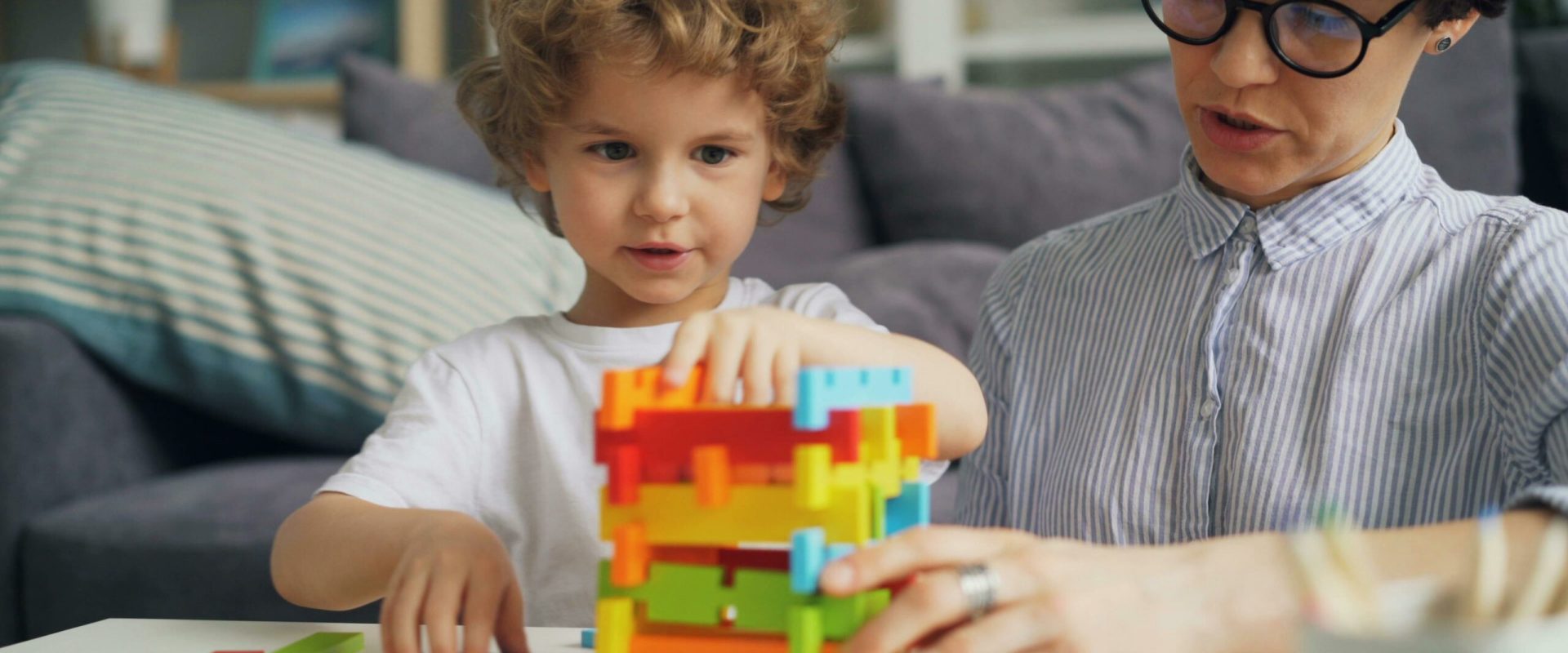 Părinții copiilor cu autism și sindrom Down, sprijin de la stat: Consiliere gratuită