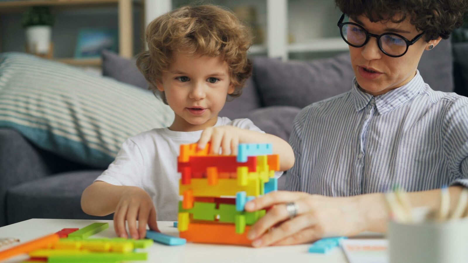 Părinții copiilor cu autism și sindrom Down, sprijin de la stat: Consiliere gratuită