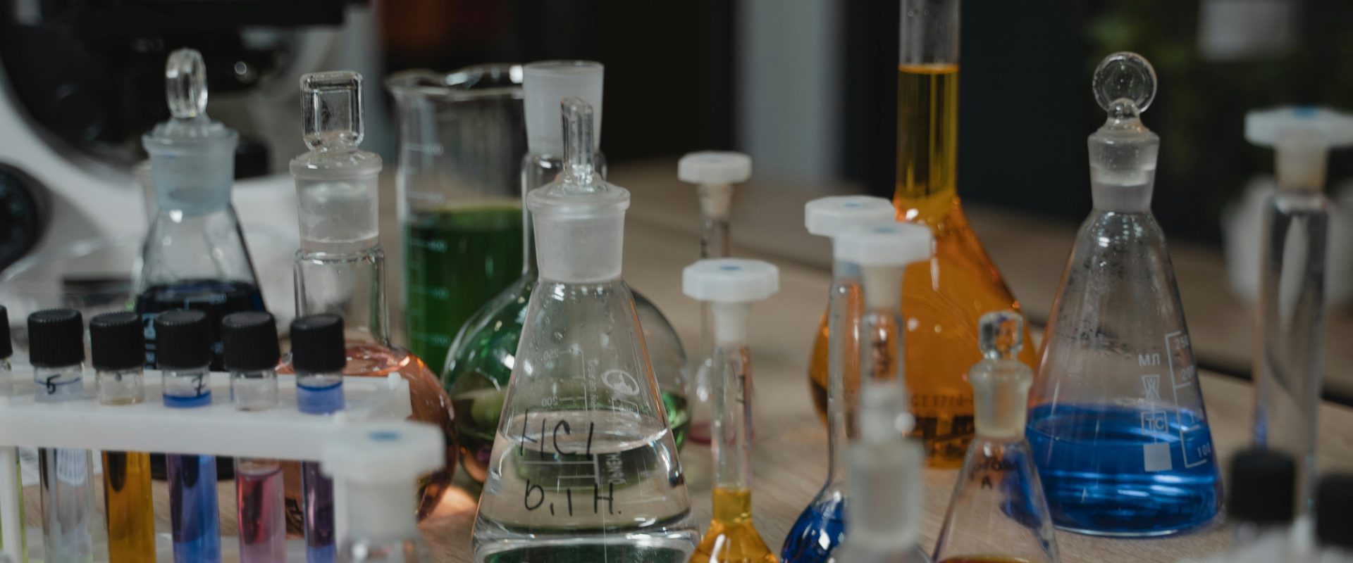 Parlamentul european simplifică legile chimice, dar apără consumatorii