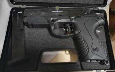 Arad: Femeie prinsă în timp ce vindea pistol pe net. Cere 300 de euro