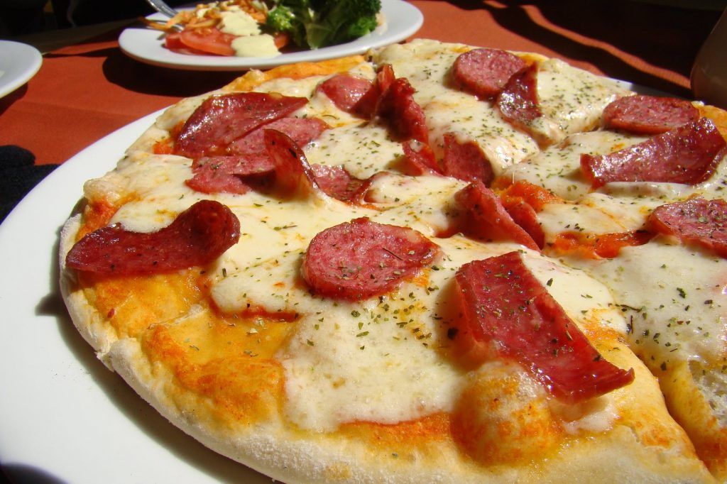 Pizza rece, un obicei periculos: Ce riscuri ascunde gustarea preferată
