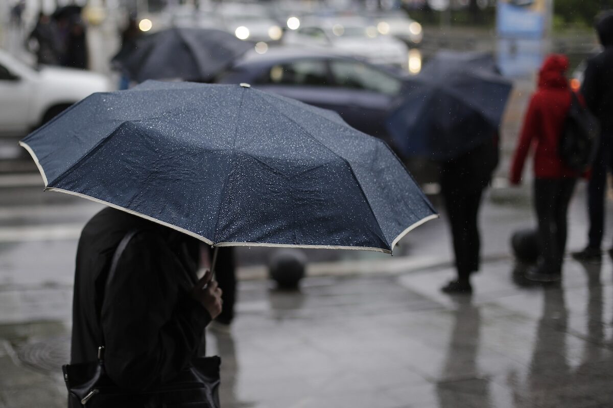Temperaturi mari în București, dar plouă sâmbătă