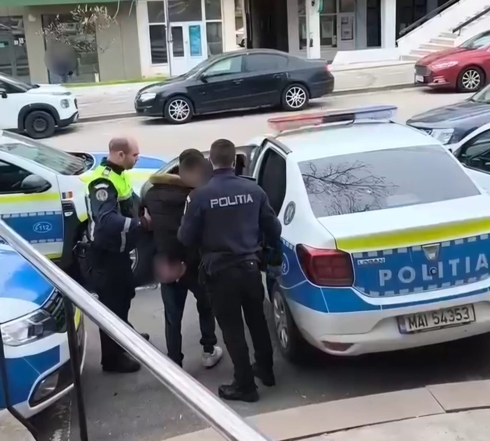 Tânăr, arest după ce a lovit un polițist, la București, pentru muzică