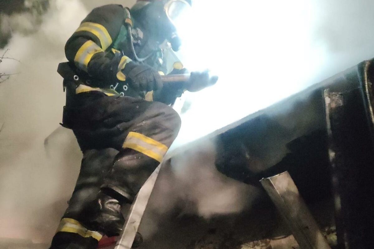 Incendiu-coșmar la Galați: Pompierii au găsit un mort, căutările continuă