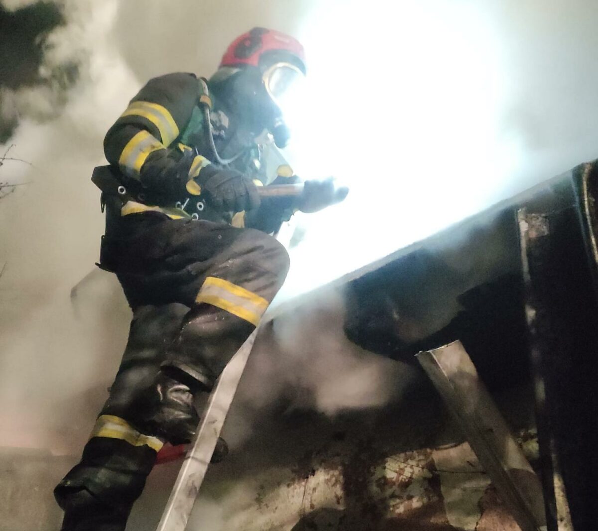 Incendiu-coșmar la Galați: Pompierii au găsit un mort, căutările continuă