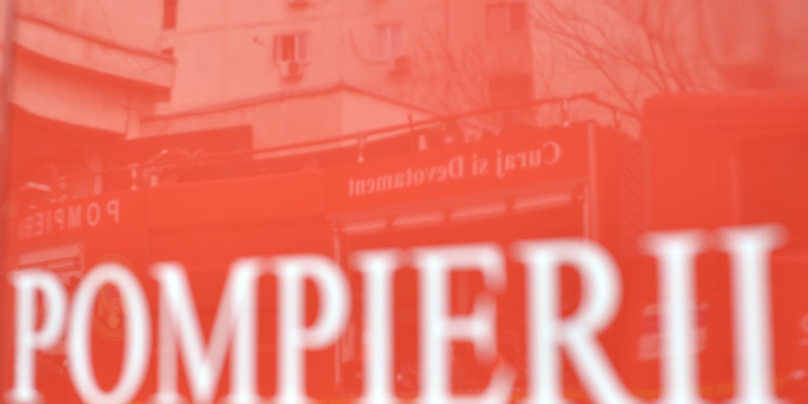 Incendiu puternic la fosta uzină de petrol și gaze din câmpina