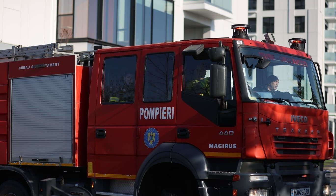 Florii negre: Pompierii, asaltați de sute de incendii și mii de români