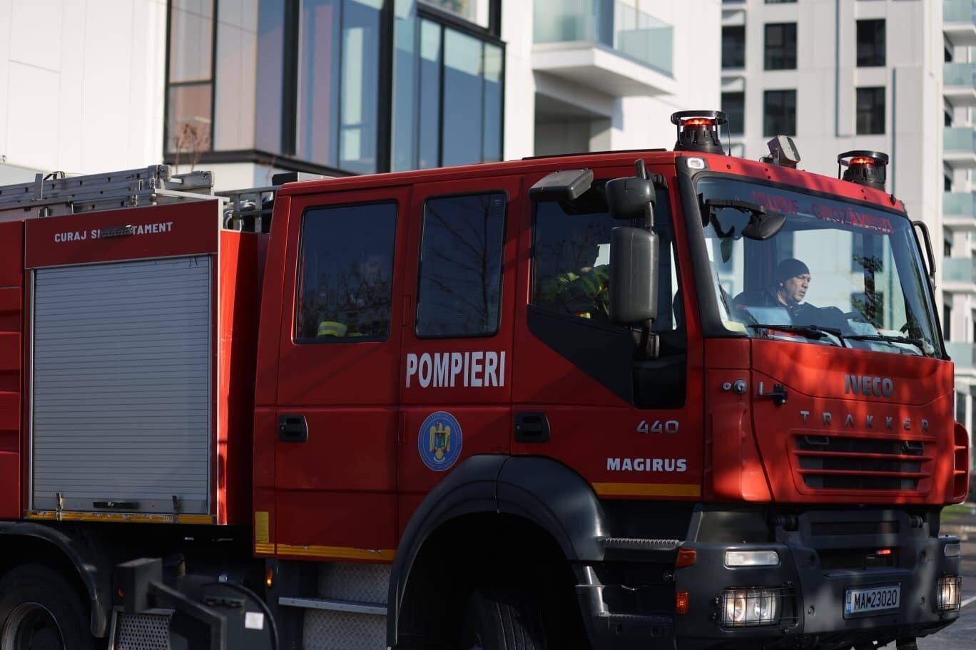 Florii negre: Pompierii, asaltați de sute de incendii și mii de români