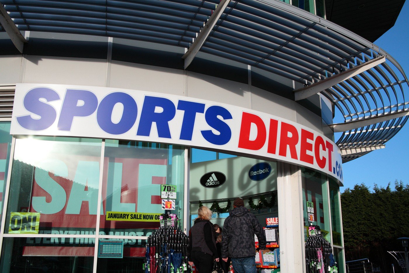 Hervis dispare din România: Magazinele se transformă în sports direct