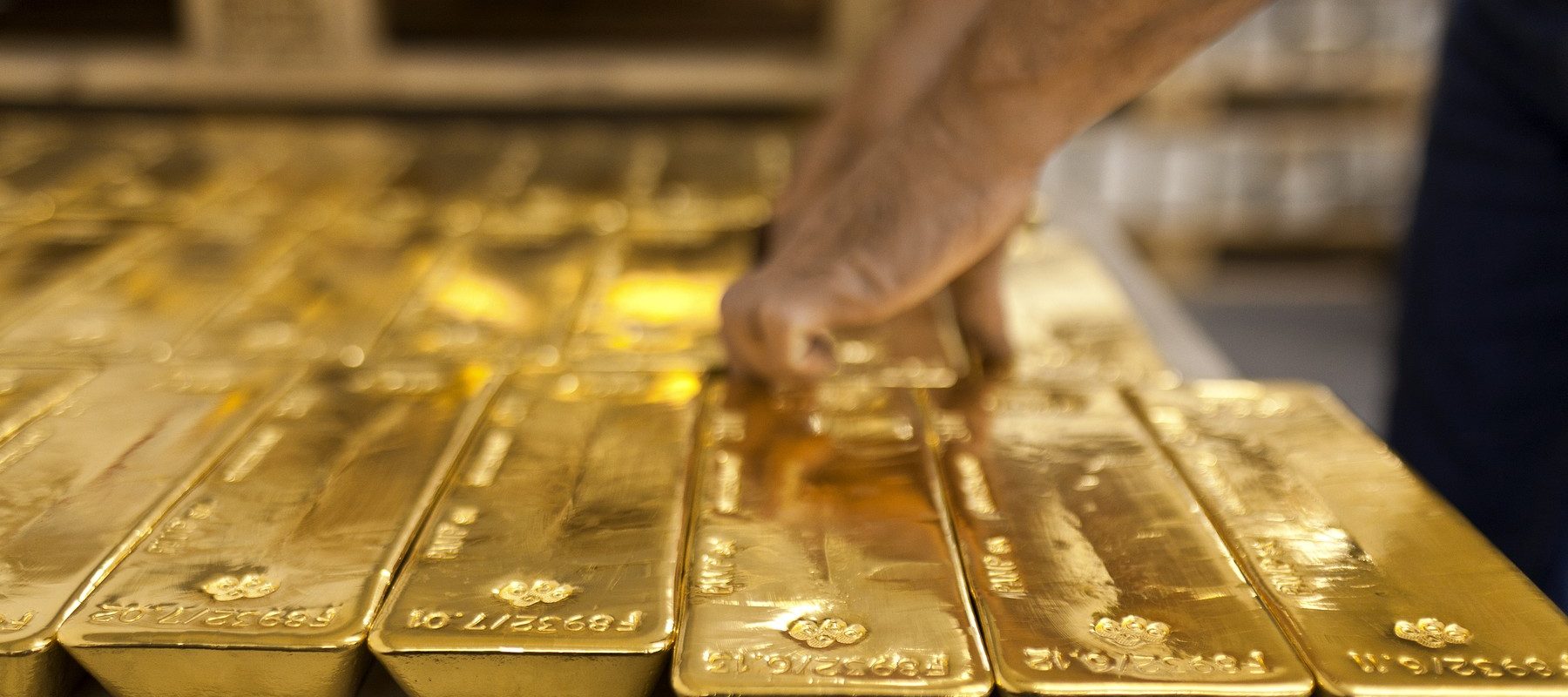 Aurul: După recordul de cumpărături, băncile centrale au început să vândă