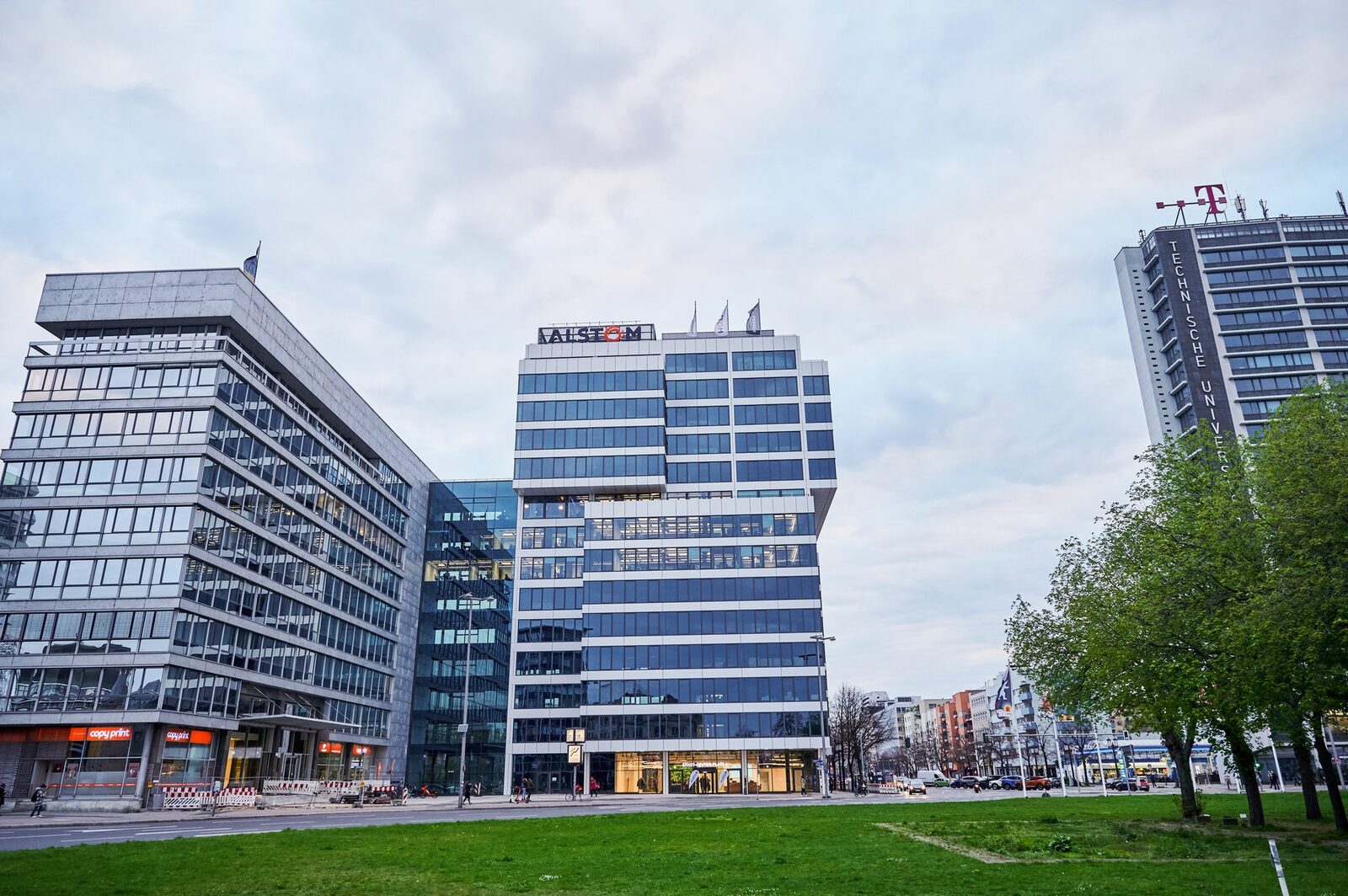 Afacere-ȘOC în România: Acțiunile Gigantului X au căzut LIBER la bursă