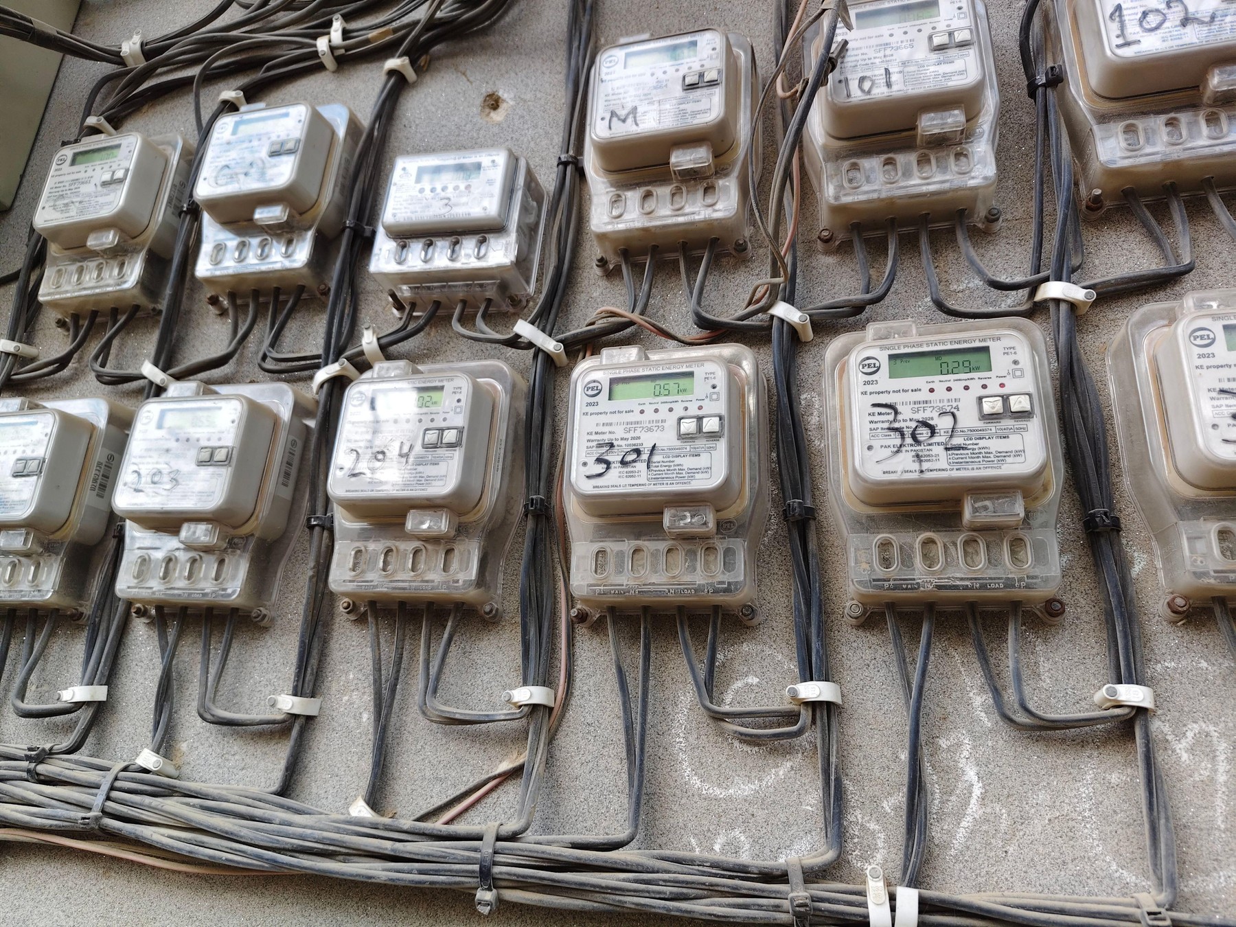 Criza energetică: O țară uriașă taie curentul electric, două ore pe zi