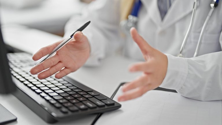 Concediul medical contează la pensie? Când și cum se adaugă vechimea